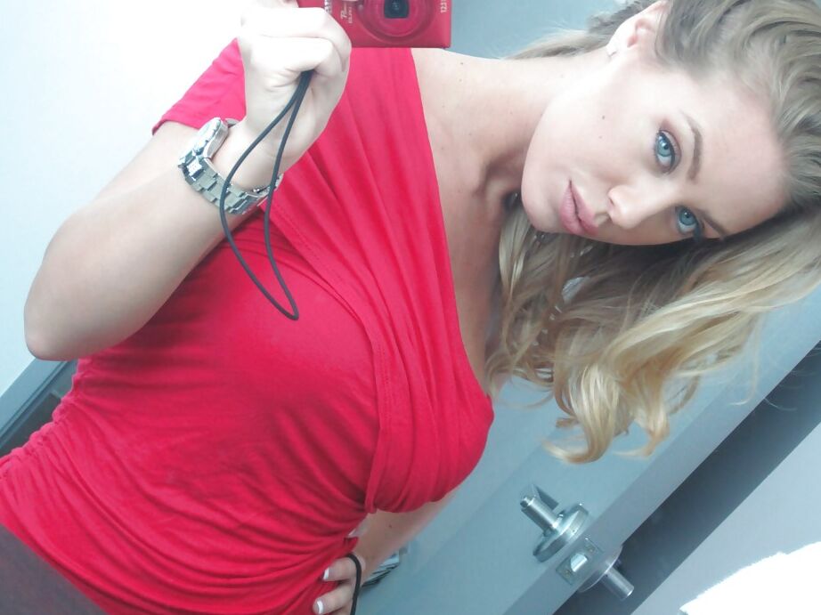 16P La novia de grandes tetas Nicole Aniston se hace algunas fotos desnuda