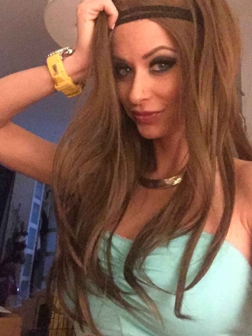 16P Estrela pornográfica excitada com peitos grandes perfeitos Emily Addison posa nua em sua cama