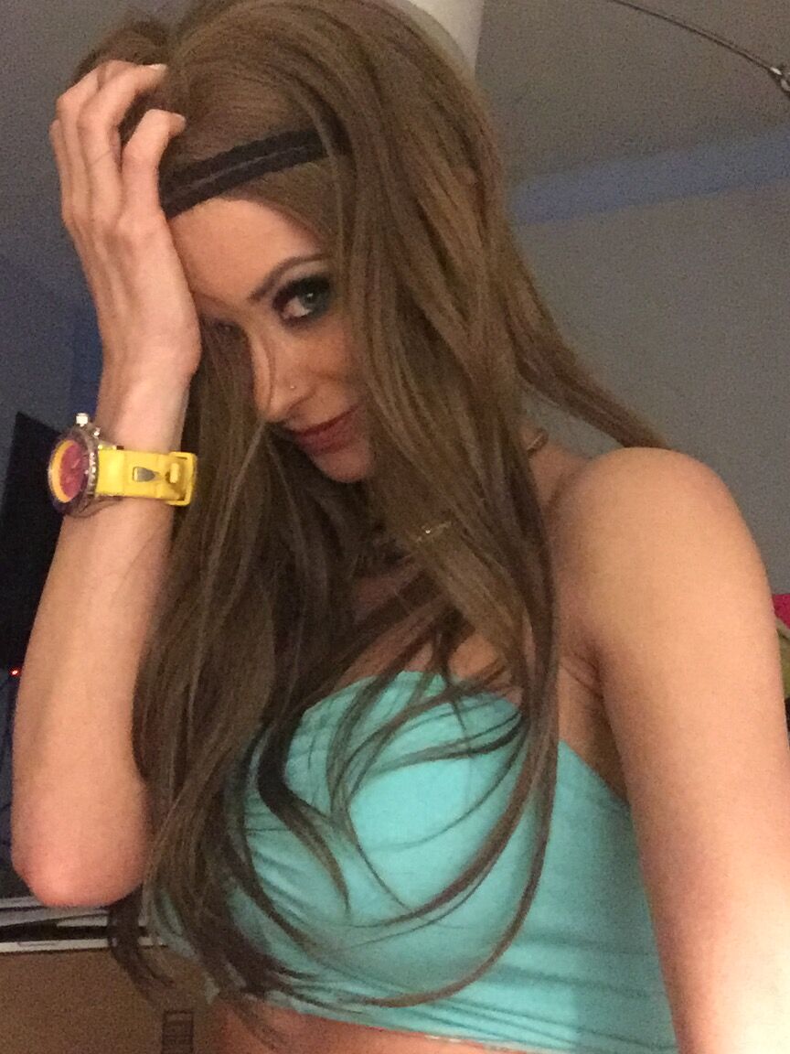 16P Estrela pornográfica excitada com peitos grandes perfeitos Emily Addison posa nua em sua cama