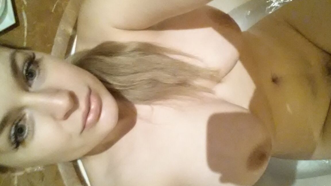14P A amadora loira de bunda grande Danielle tira selfies espontâneas em todo o mundo