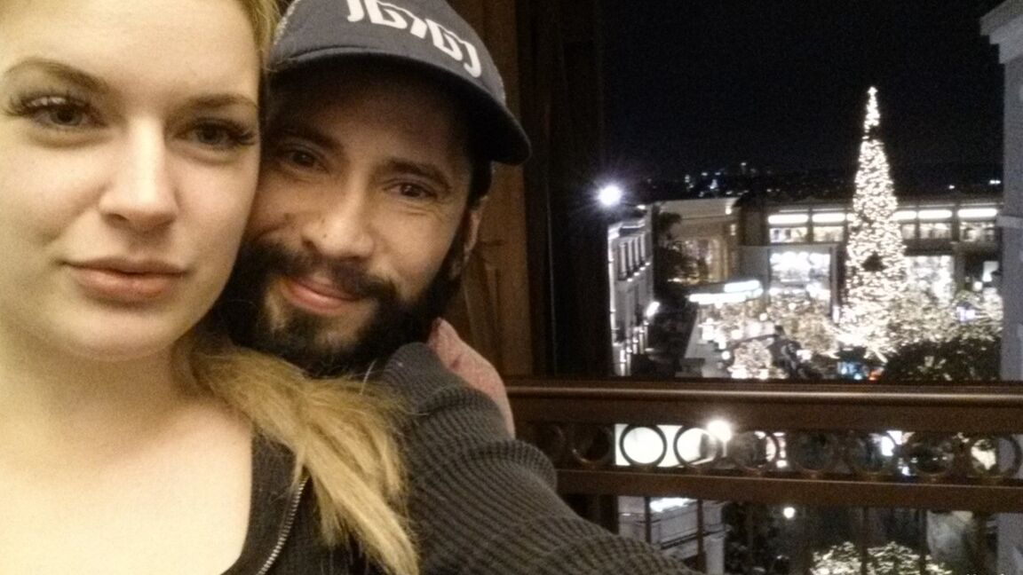 14P A amadora loira de bunda grande Danielle tira selfies espontâneas em todo o mundo