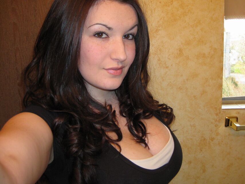 12P Kayla, la salope adolescente, montre ses énormes seins dans son soutien-gorge rouge moulant.