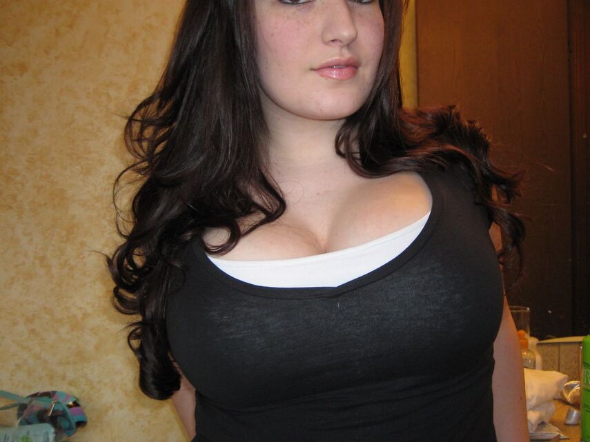 12P Kayla, la salope adolescente, montre ses énormes seins dans son soutien-gorge rouge moulant.