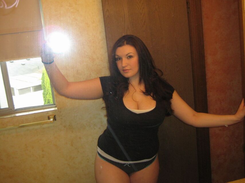 12P Kayla, la salope adolescente, montre ses énormes seins dans son soutien-gorge rouge moulant.