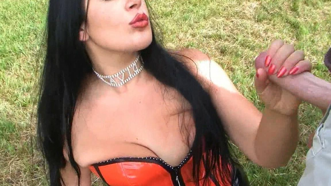 16P Photos Dame en PVC sale avec de longs ongles orange, pipe en plein air