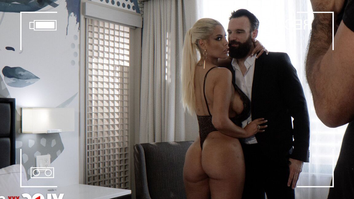 15P A modelo loira latina Bridgette B faz sexo com seu fotógrafo