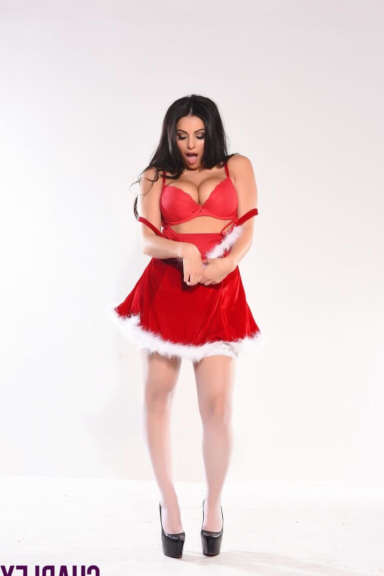 16P A beleza latina Charley S libera seus peitos grandes em lingerie de Natal