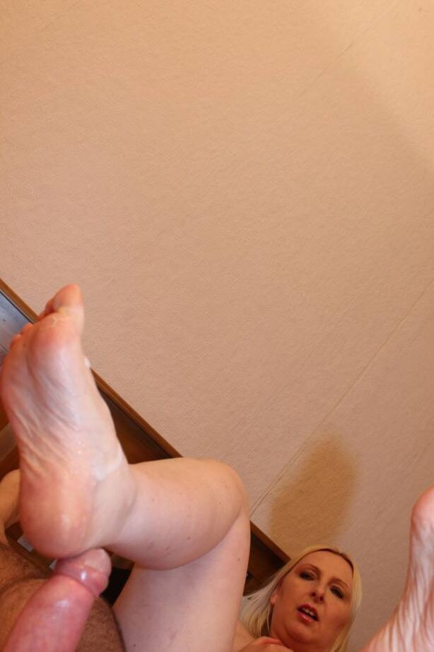 16P Tracey Lain, une Britannique d'âge moyen, fait un footjob après une baise en POV