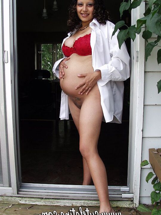 15P Lactalia Jolie latina enceinte et nue
