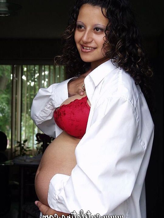 15P Lactalia Jolie latina enceinte et nue