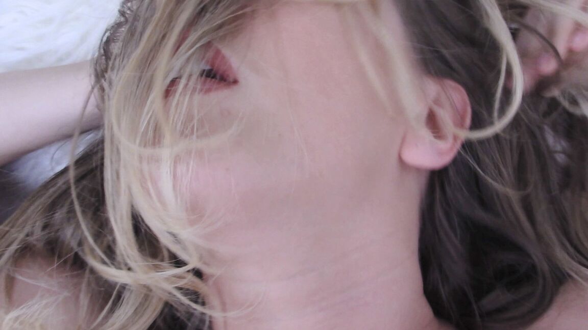 21P Loira MILF com peitos grandes Kagney linn Karter geme enquanto é transada no POV