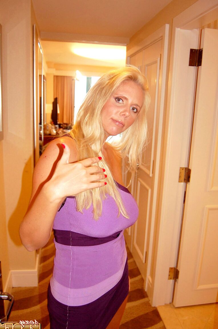 16P MILF rubia con grandes melones follada