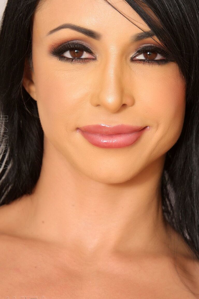 21P Busty MILF Jewels Jade tira a roupa e posa nua em um solo