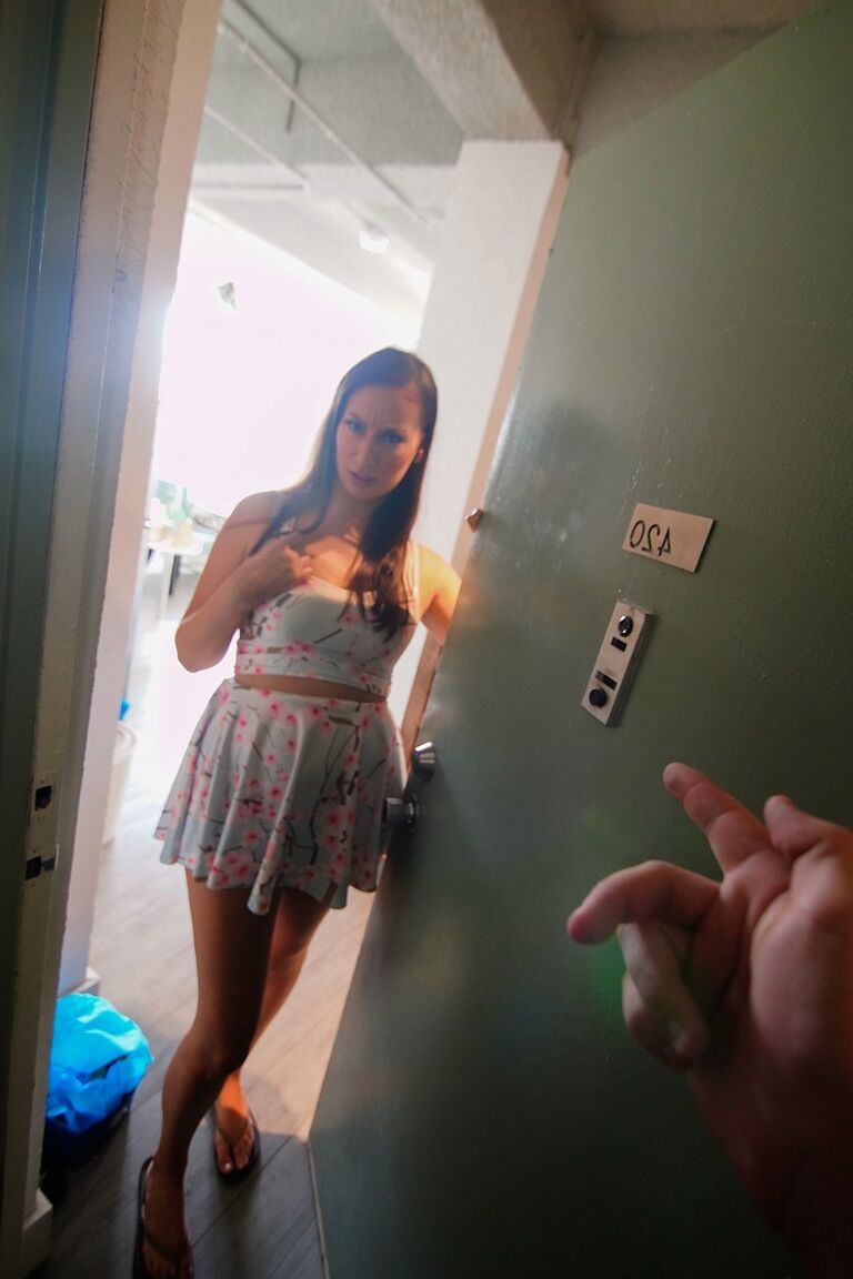 18P Busty MILF Tiffany Cane seduz e depois fode seu vizinho gostoso