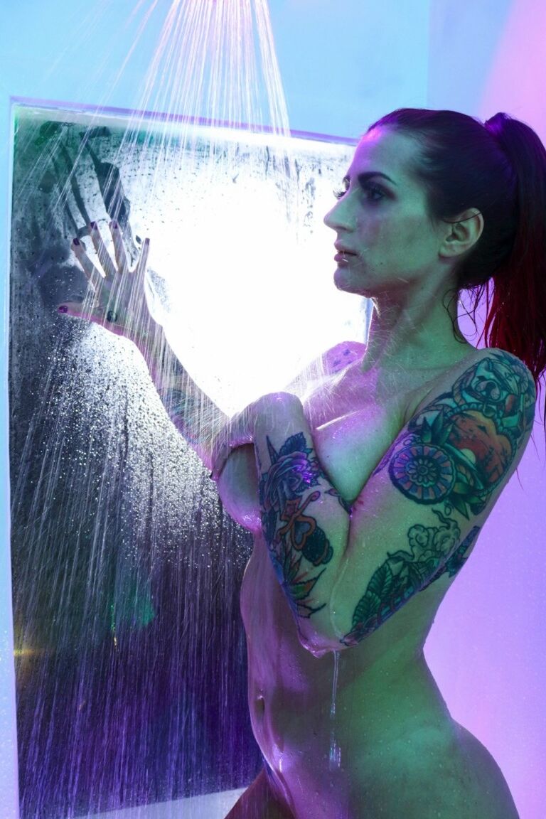 12P Puba Network Tana Lea takes a hot shower