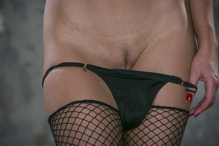 16P Big flagra pornstar em meias Nikki Benz tirando sua lingerie