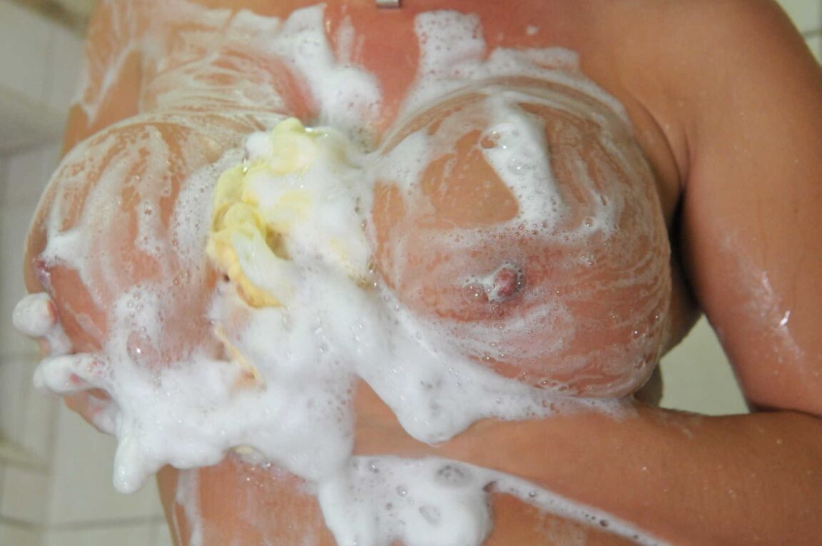 21P Impressionante MILF Kianna Dior ensaboa eroticamente seus peitos grandes no chuveiro