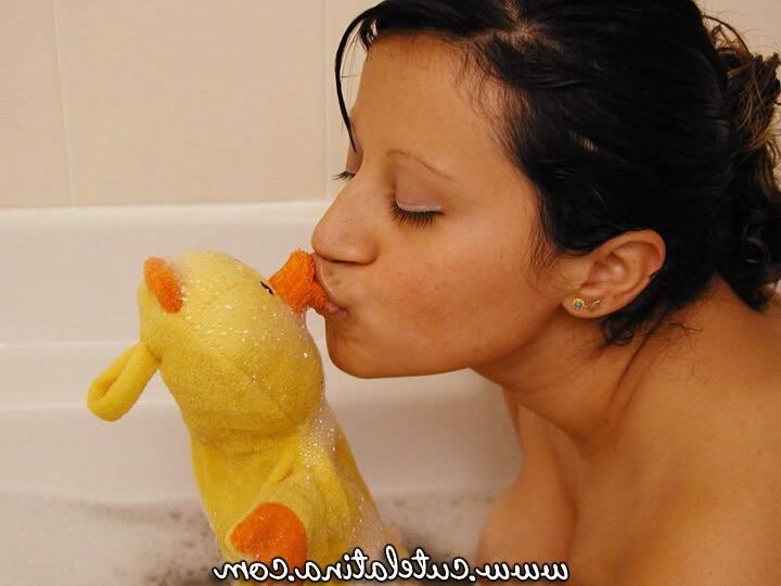14P Latina linda Latina tetona caliente en la ducha