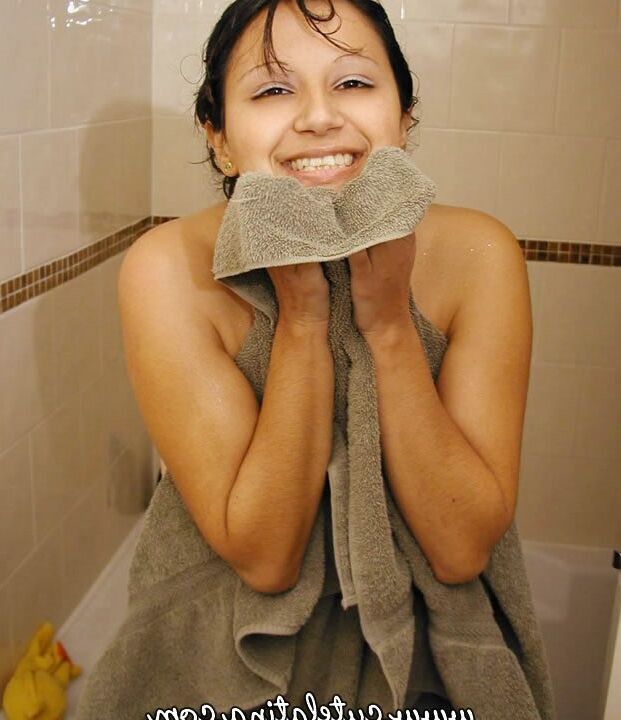 14P Latina linda Latina tetona caliente en la ducha