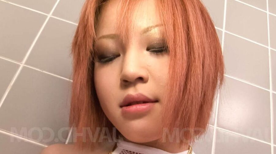 15P Boneca asiática SARA esfrega seu castor em uma tanga arrastão e acaricia os peitos