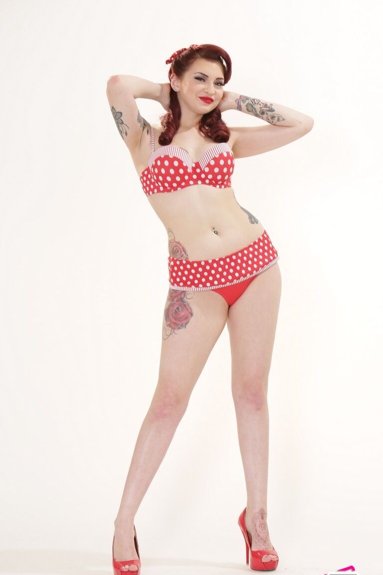 21P La sexy pinup tatuada Amber Ivy se desnuda