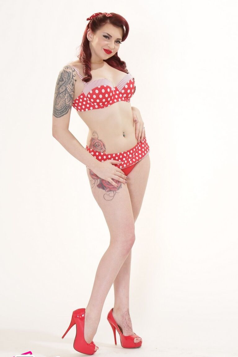 21P La sexy pinup tatuada Amber Ivy se desnuda