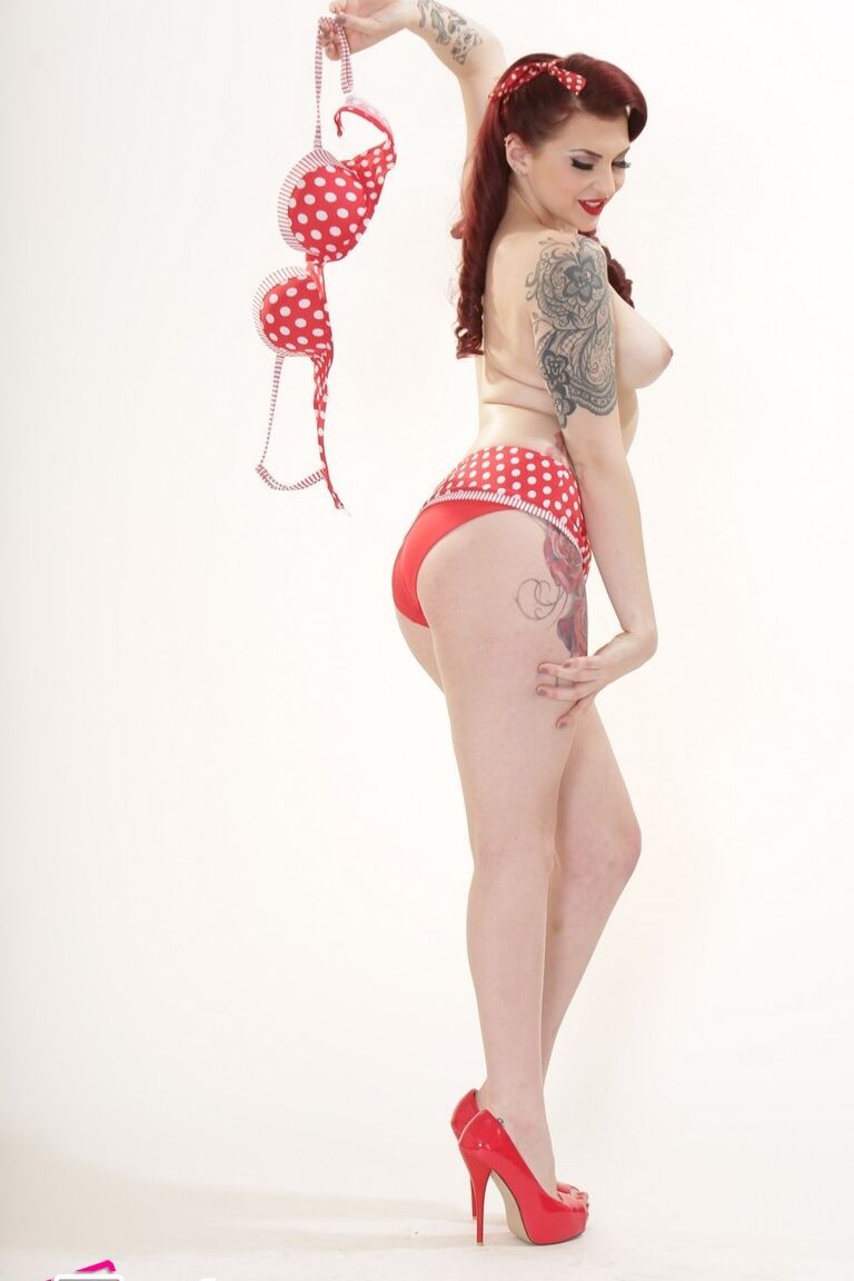21P La sexy pinup tatuada Amber Ivy se desnuda
