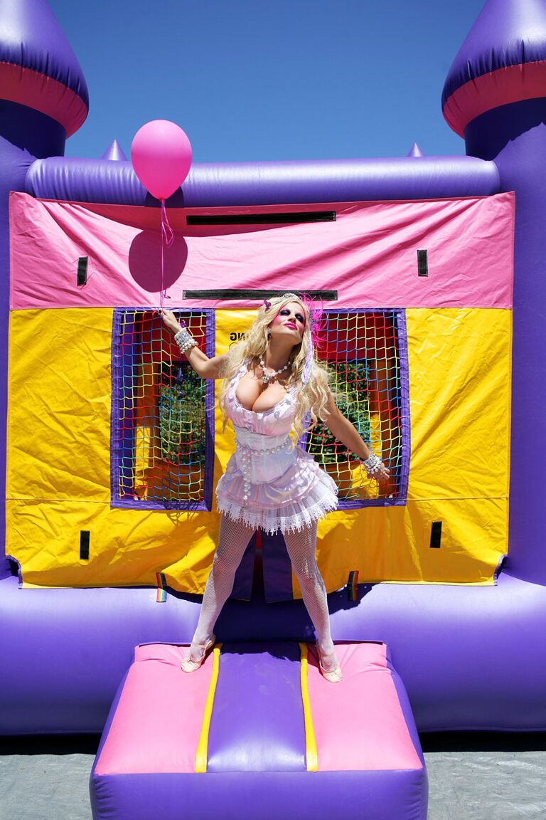 17P Loira sacanagem MILF Kelly Madison posa sozinha em um vestido branco e mostra os peitos