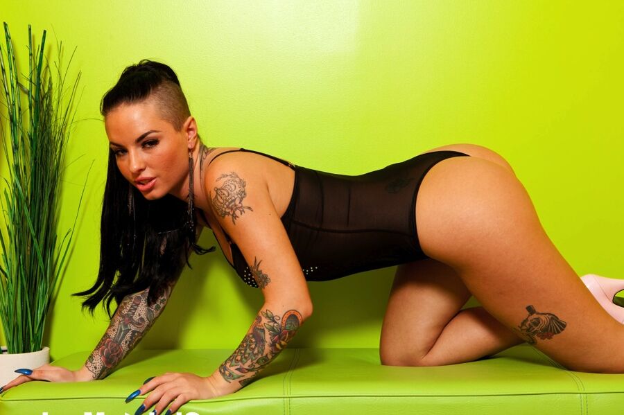 16P La tatouée Christy Mack enfonce 2 doigts dans sa fente avec les jambes écartées