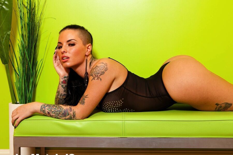 16P La tatouée Christy Mack enfonce 2 doigts dans sa fente avec les jambes écartées