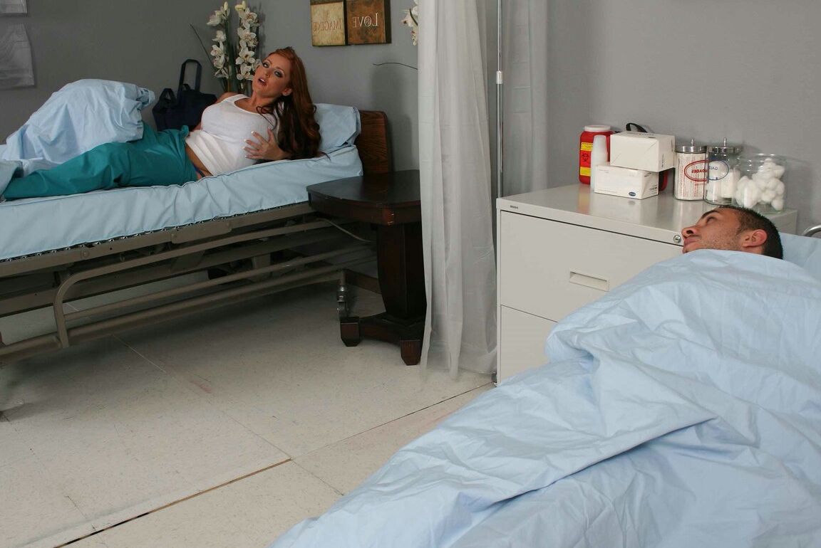 21P Die schwüle Britin Sophie Dee unterhält ihre Nachbarspatientin mit heißem, rohem Sex