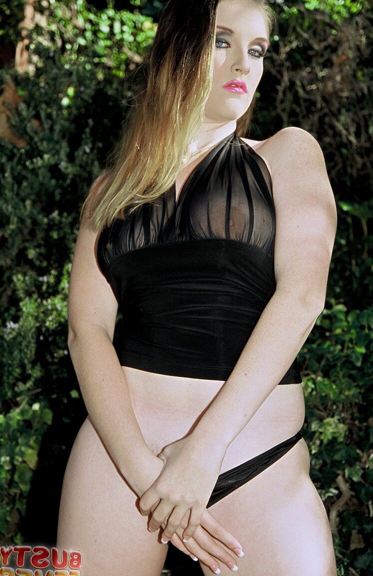 17P Großes, hellhäutiges Babe in schwarzen Dessous Lia G. nimmt einen BBC in ihre Möse