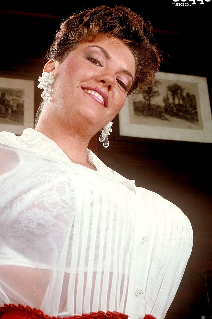 21P Office lady Diane Poppos lambendo seus peitos enormes