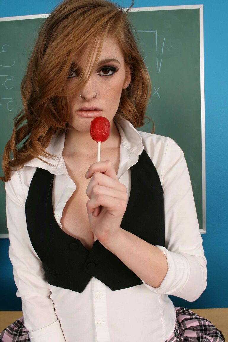 21P Tetas Grandes En La Escuela Faye Reagan