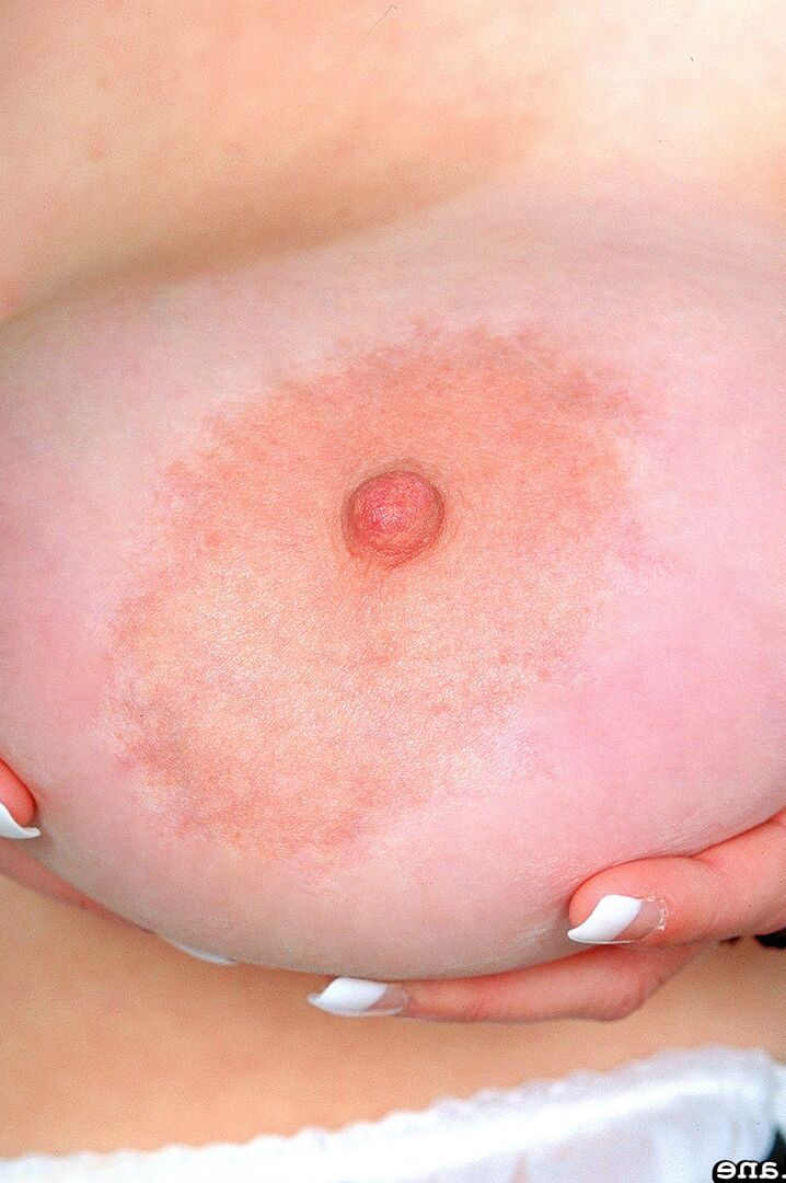 20P La sirvienta madura lujuriosa Diane Poppos se desnuda y descubre sus monstruosos pechos naturales