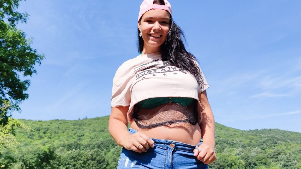 15P Mollige Teenagerin Sofia Lee befreit ihre großen natürlichen Titten im Freien aus einem Bikini