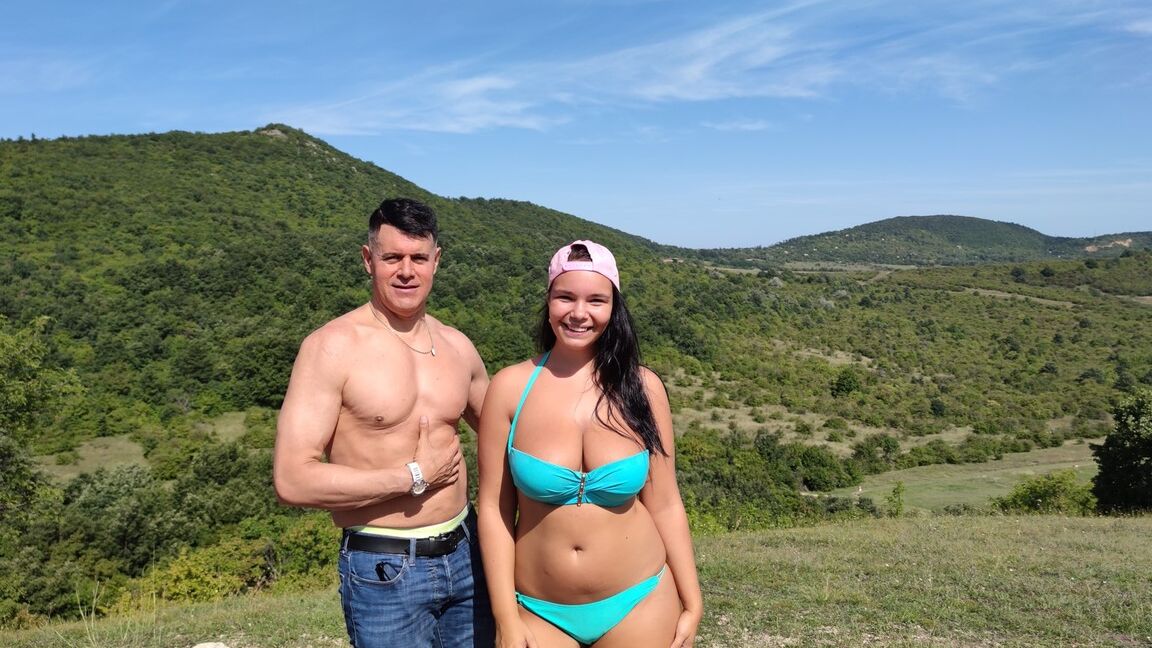 15P Mollige Teenagerin Sofia Lee befreit ihre großen natürlichen Titten im Freien aus einem Bikini
