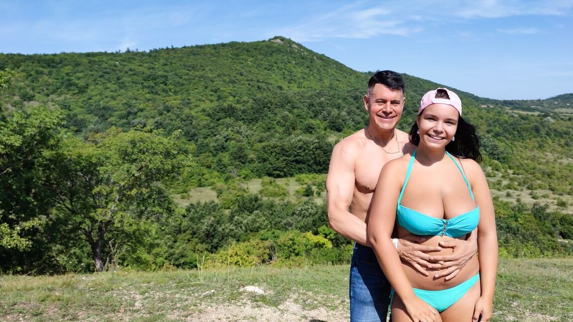 15P Mollige Teenagerin Sofia Lee befreit ihre großen natürlichen Titten im Freien aus einem Bikini