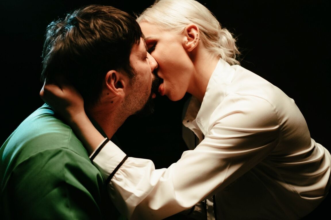 Die 15P-Blondine Kenzie Taylor zeigt beim BDSM-Spiel ihre mit Sperma bedeckte Zunge