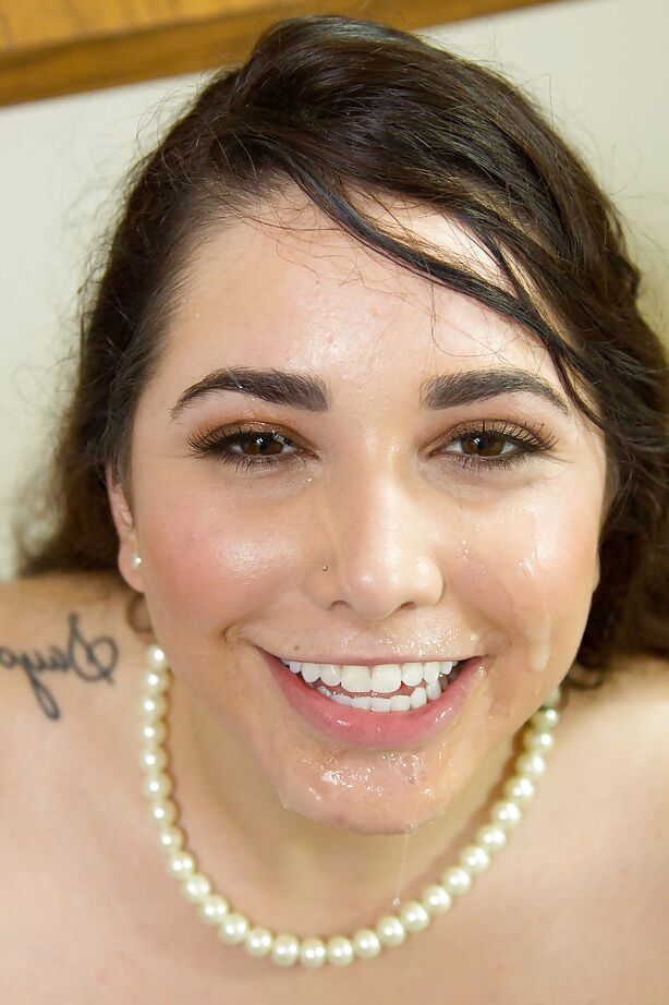 16P Sexy secretária de escritório Karlee Gray fica gozada em seu lindo rosto