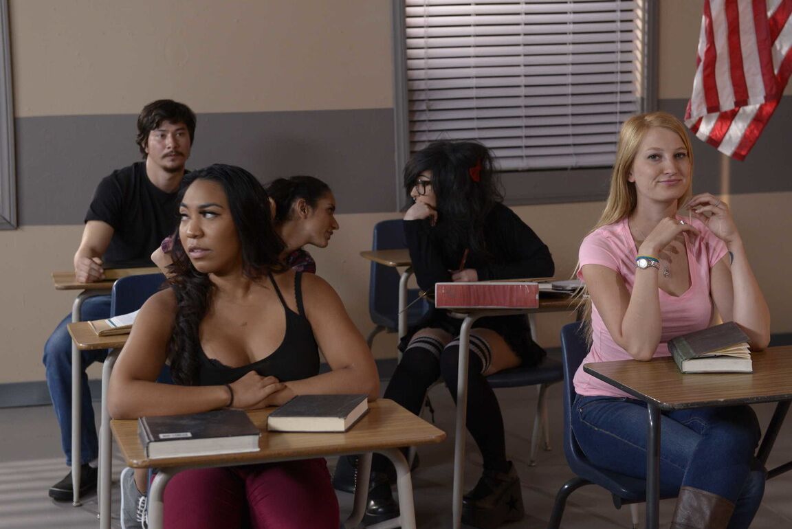 21P A estudante peituda Tia Cyrus se filma dispensando seu professor negro