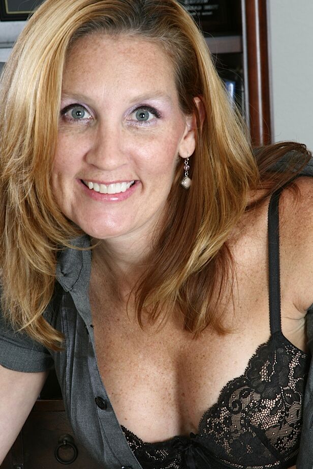 15P Lilly, amatrice mature, fait un strip-tease pour poser nue à la maison