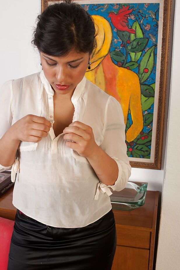 16P Secretaria latina cachonda mostrando su coño peludo y sus grandes tetas