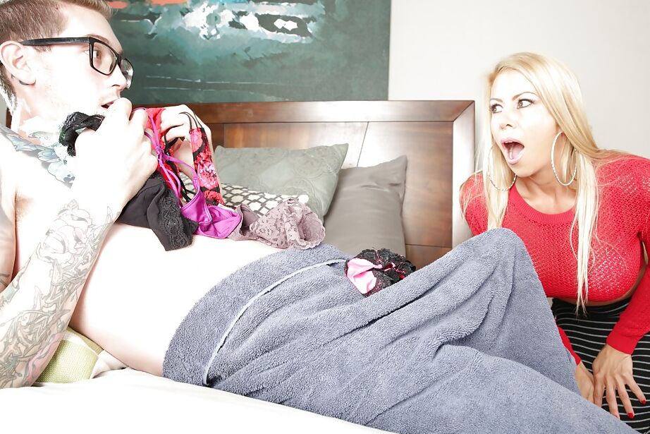 16P Jupe aux gros seins ornée de maman blonde Alexis Fawx faisant une pipe à une grosse bite