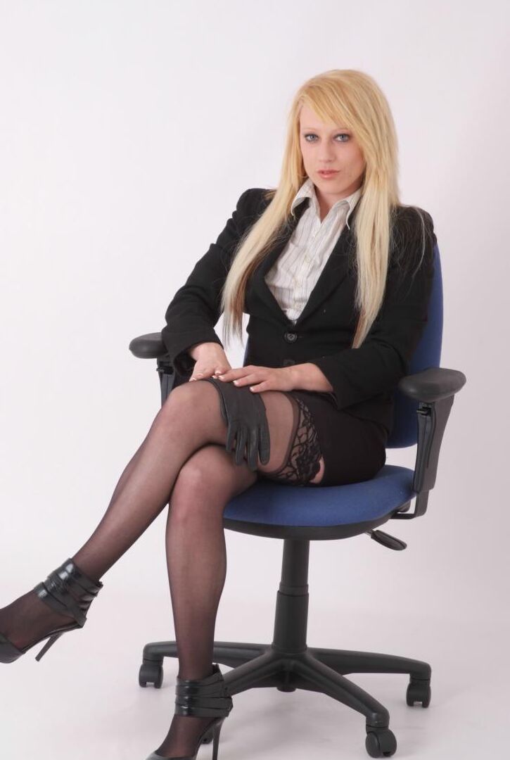15P La cachonda AxaJay con su sexy traje de oficina y guantes de cuero presumiendo de ella