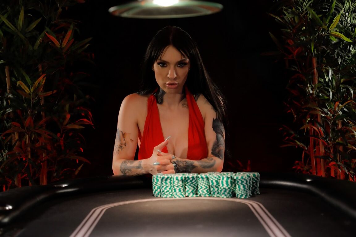 12P La brune encrée Misha Montana prend une éjaculation dans la bouche après une partie de poker