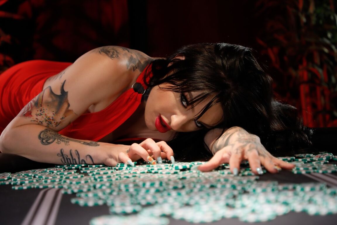 12P La brune encrée Misha Montana prend une éjaculation dans la bouche après une partie de poker