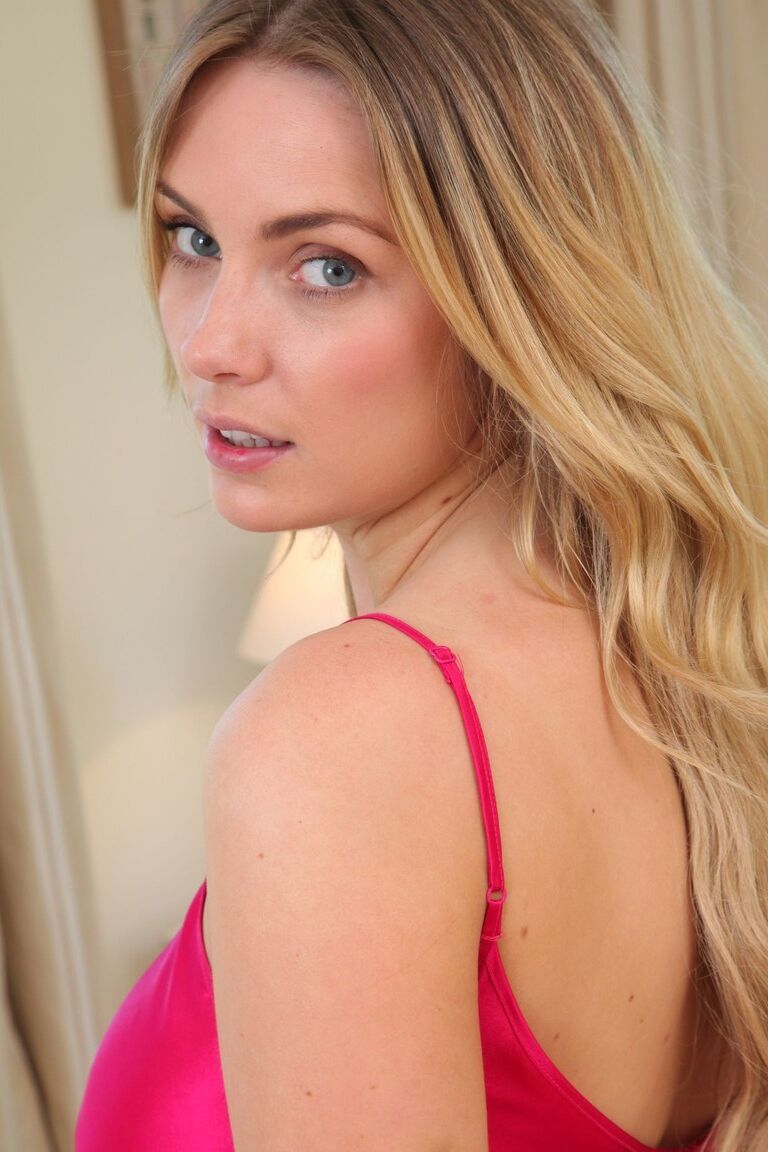 21P A irresistível esposa Stacey M tira o pijama rosa