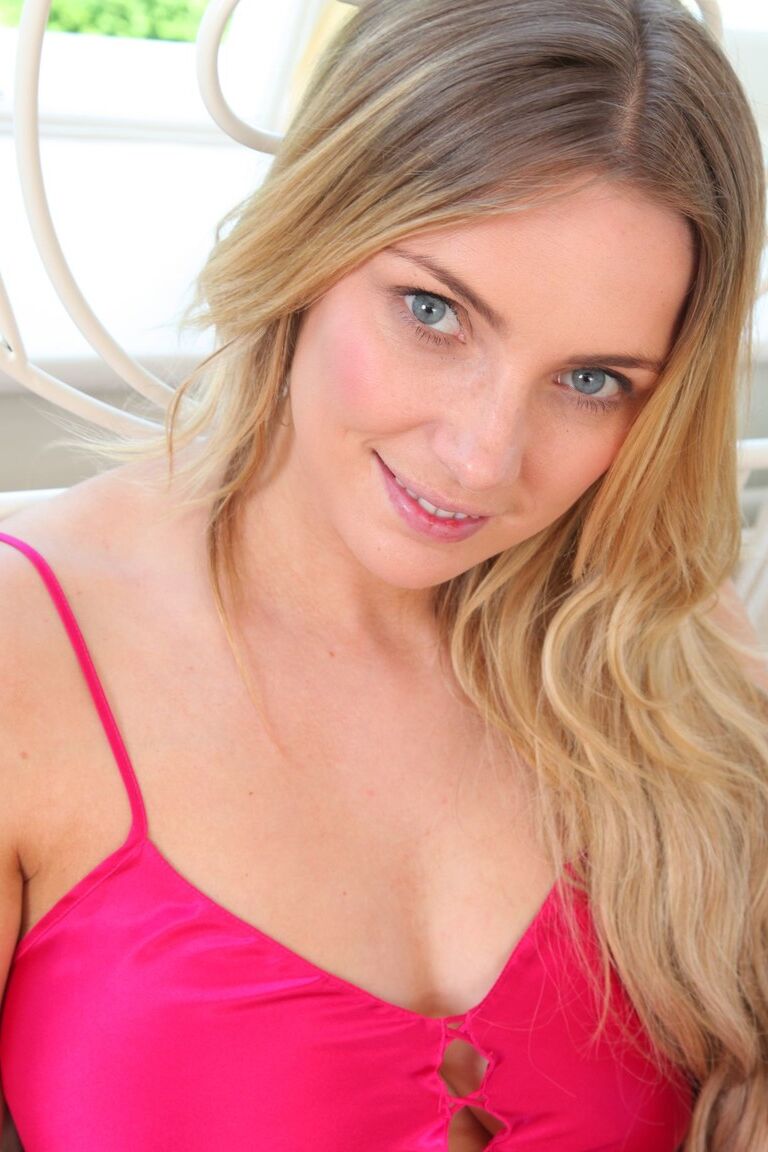 21P A irresistível esposa Stacey M tira o pijama rosa