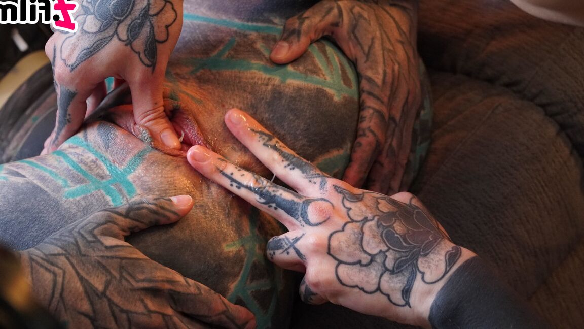 16P Raparigas fortemente tatuadas Nux Vomica